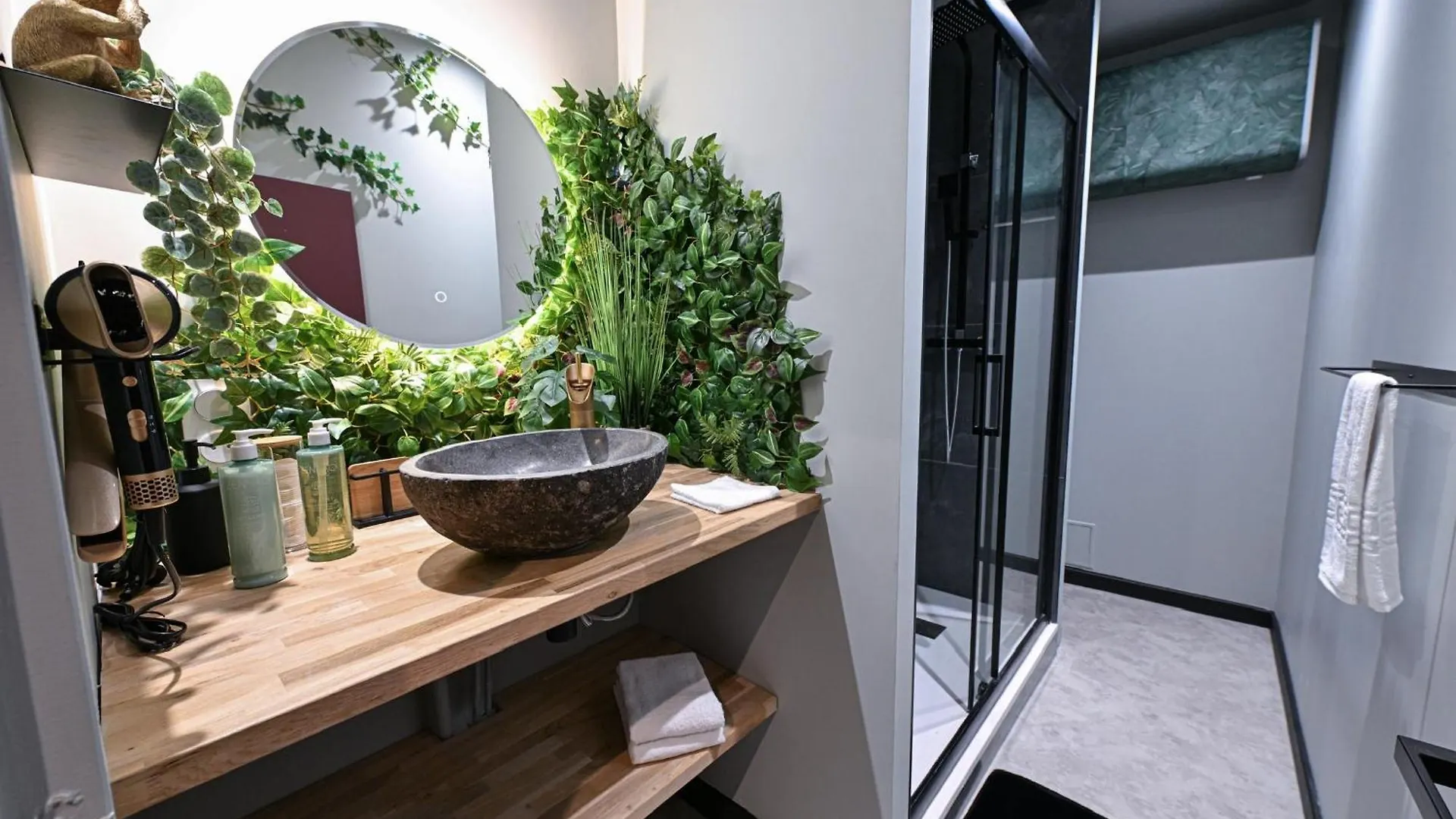 Secret Jungle - Love Room By Prim0 C0Nciergerie Royat Apartment